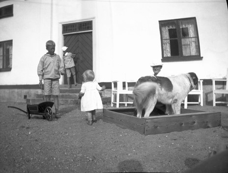 Barnen leker utanför Tolvfors herrgård