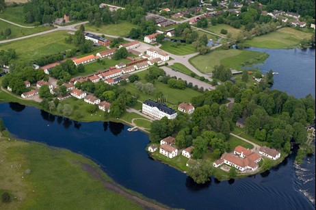 Arbetarbostäderna låg efter en bruksgata och herrgården lite mera avskilt