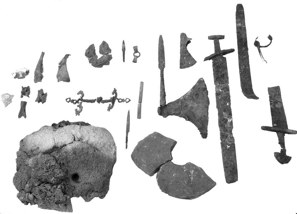 Blästermunstycke och metallfynd från Sörbygravfältet i Årsunda